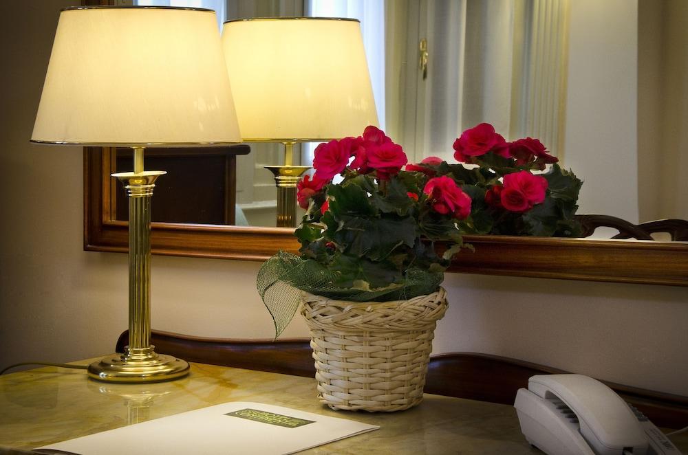 Hotel Continental Genova Esterno foto